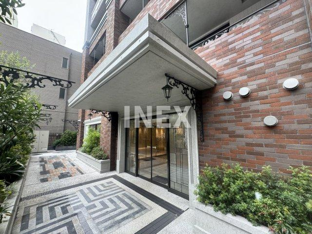 横浜市中区弥生町２丁目の賃貸マンションのエントランス