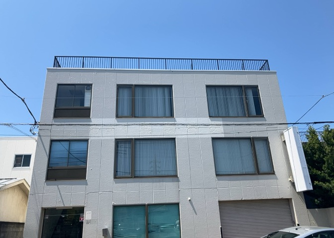 【外観】 | 土地の形が極端に長細かったり、狭小地、あるいは道路との高低差がある傾斜地だった場合、後々売ろうとしても買い手がつかない場合もあります。後々、売却することになった時に価値の下がらない土地を選びましょう。