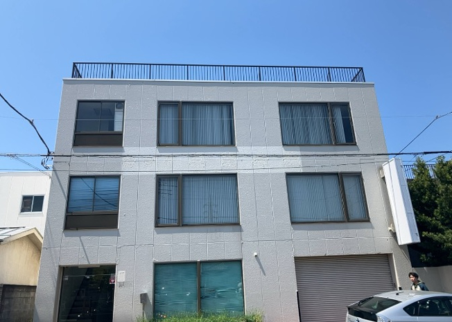 【外観】 | 家を建てる場合、方位は要チェックです。現実的に日当たりのよい家ならばリビングは南側、建築基準法でも北側に当たる家への配慮は求められています。土地を見学に行く際は、方位磁針を持って行くようにしましょう。