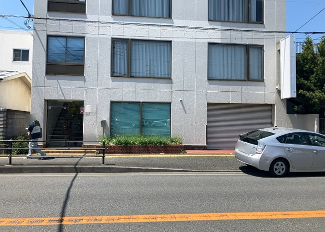 【外観】 | 土地を買う際、住む地域の自治体や福祉の補助制度にも注目してみましょう。子供や老人の医療補助やゴミ出しのルールなど、自治体によってルールに大きな違いがあるため、暮らしやすい土地で判断するとよいでしょう。