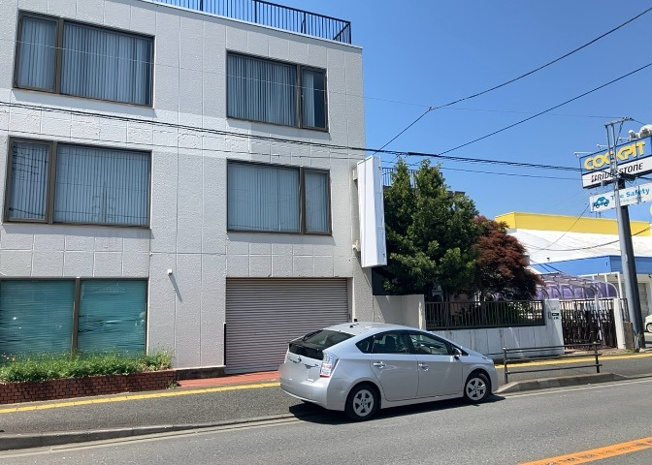 【外観】 | 土地の前の道路に消火栓が設置されていることがあります。この場合、道路交通法第45条第1項により、駐車禁止の場所が指定されています。そのため、車庫などの駐車スペースをつくることができない場合があります。