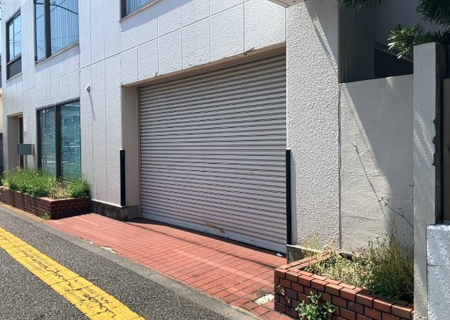 【外観】 | 隣家の土地はどうなっているのか、生活利便施設が近くにあるのか、学校まで近いかなど、お客様のライフスタイルにあわせたイメージが重要です。また、近くにあると困る施設が近くにないかも確認するといいでしょう。