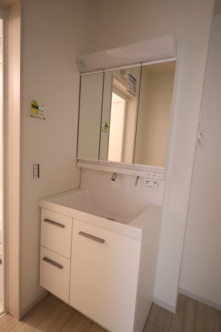 《仲介手数料無料》南区内谷２丁目14-21-2(全1戸)新築一戸建てケイアイスタイルの独立洗面台|撮影日 2025年9月7日 13:15 晴れ