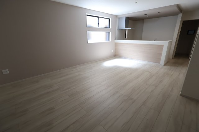 《仲介手数料無料》南区内谷２丁目14-21-2(全1戸)新築一戸建てケイアイスタイルの居間・リビング|撮影日 2025年9月7日 13:15 晴れ