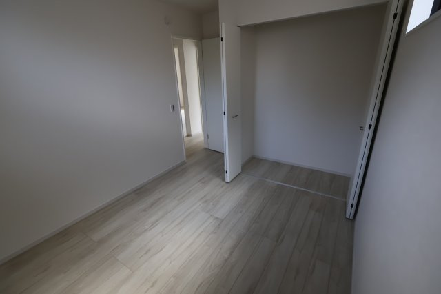 《仲介手数料無料》南区内谷２丁目14-21-2(全1戸)新築一戸建てケイアイスタイルの洋室|撮影日 2025年9月7日 13:15 晴れ