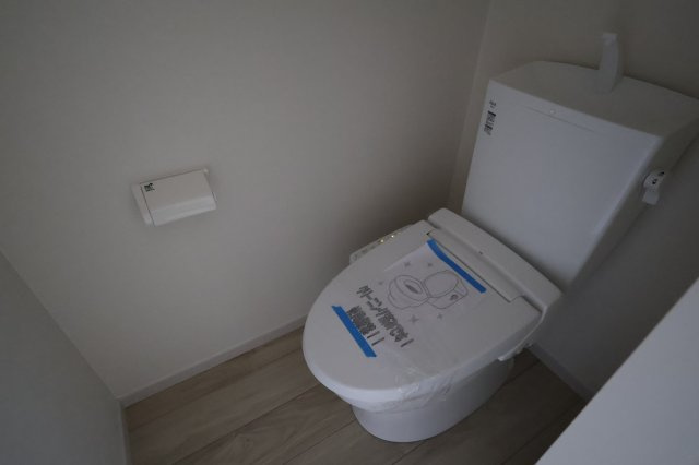 《仲介手数料無料》南区内谷２丁目14-21-2(全1戸)新築一戸建てケイアイスタイルのトイレ|撮影日 2025年9月7日 13:15 晴れ