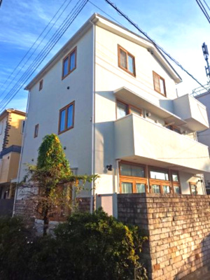 【居間・リビング】 | 世田谷区中町1丁目中古戸建 | リビングは、テラスと一体感ある贅沢空間。心地よい光と風が通り抜け、日常に上質なひとときを演出します。