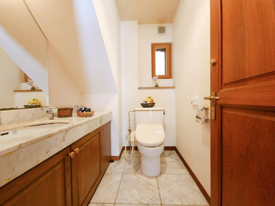 【独立洗面台】 | 世田谷区中町1丁目中古戸建 | 洗練されたデザインの独立洗面台は、大きな鏡と上質な素材にこだわった造り。毎日の身支度が特別な時間になる、美しさと機能が融合した空間です。