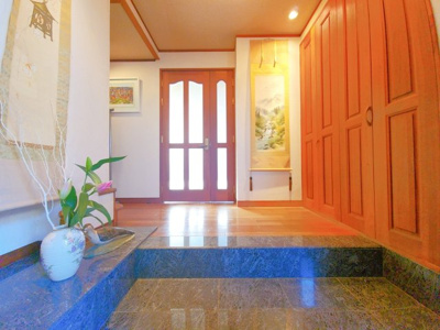 【浴室】 | 世田谷区中町1丁目中古戸建 | バスルームとは別に設けられた独立シャワールームで、忙しい朝や来客時も快適。使い勝手にこだわった、暮らしに寄り添う設計です。