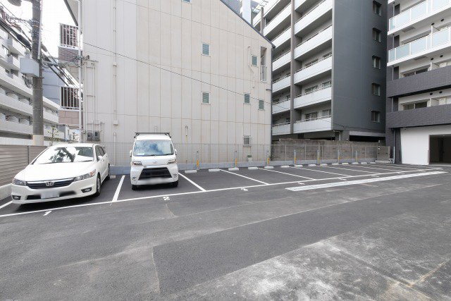 セレニテ東三国ミラクの駐車場
