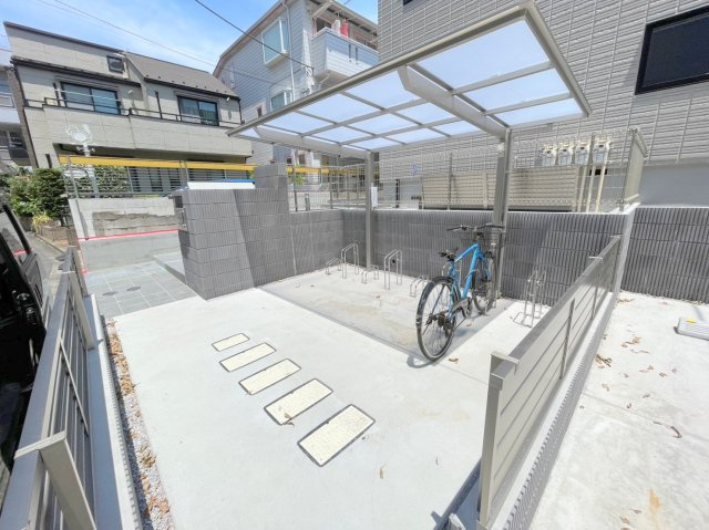 ラモヴェール東伏見Aの駐車場
