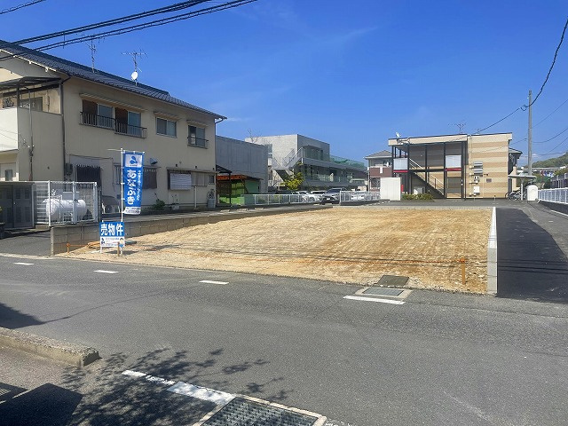 海田町南幸町の外観|敷地の間口約9.7ｍあるので、駐車場は並列3台余裕をもってできます。