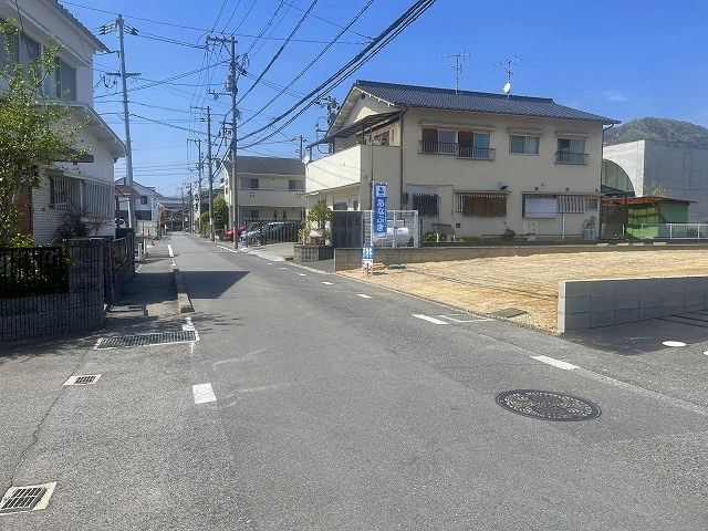 海田町南幸町の前面道路含む現地写真|前面道路は歩道があるので狭く感じるかもしれません。