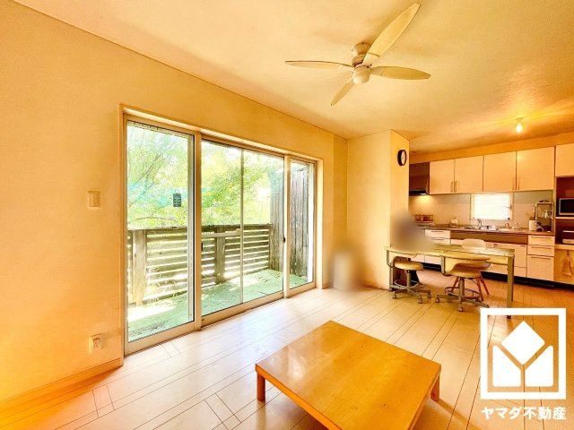 八幡市美濃山宮ノ背の居間・リビング