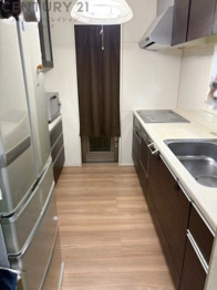 シンプルなデザインと使いやすさを兼ね備えた対面式システムキッチンは、効率的な作業スペースを提供し、家族やゲストとのコミュニケーションを促進します。
