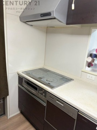 IHクッキングヒーターは高速で加熱し省エネで使いやすいく火を使わないため安全で、清掃も簡単です。調理制御がしやすく、食材を均等に加熱できます。
