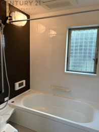 窓付きで換気にも便利です。またミラー・小物置き場もあり便利です。
