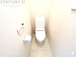 温水洗浄便座付トイレは温水洗浄機能により、暖かい水でおしりを洗浄することができ、冷たい水を使う従来の便座に比べ、温水洗浄機能で暖かいトイレを提供し、快適な使用を可能にします。