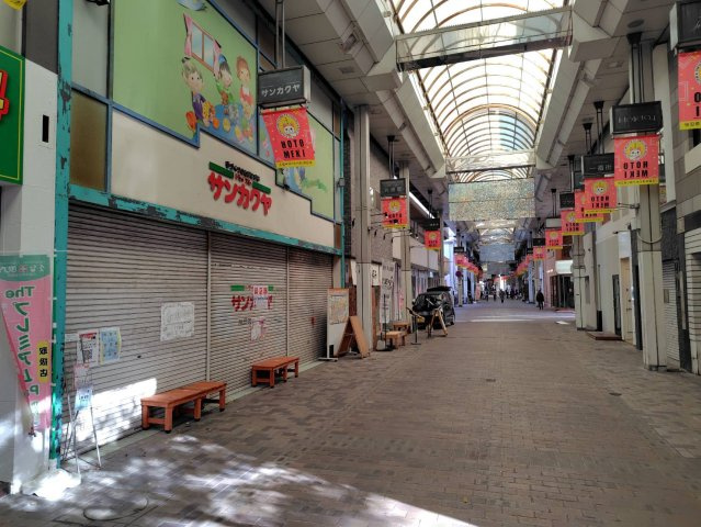 １２３店舗ビルの外観