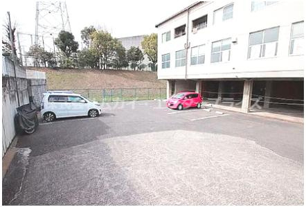 ハイツ八田の駐車場|駐車場があります