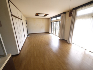 【居間・リビング】 | 大網白里市細草　中古住宅 | 敷地約209坪 ５LDK シッター車庫2台+庭2台合計4台駐車可能 家庭菜園・バーベキューが可能です