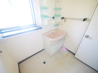 【独立洗面台】 | 大網白里市細草　中古住宅 | 敷地約209坪 ５LDK シッター車庫2台+庭2台合計4台駐車可能 家庭菜園・バーベキューが可能です