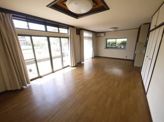 【居間・リビング】 | 大網白里市細草　中古住宅 | 敷地約209坪 ５LDK シッター車庫2台+庭2台合計4台駐車可能 家庭菜園・バーベキューが可能です