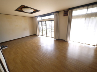 【居間・リビング】 | 大網白里市細草　中古住宅 | 敷地約209坪 ５LDK シッター車庫2台+庭2台合計4台駐車可能 家庭菜園・バーベキューが可能です