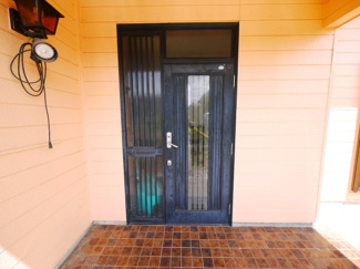 【玄関】 | 大網白里市細草　中古住宅 | 敷地約209坪 ５LDK シッター車庫2台+庭2台合計4台駐車可能 家庭菜園・バーベキューが可能です