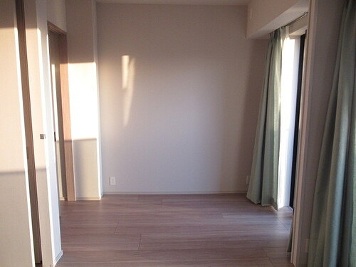 プラウドシティ武蔵浦和ステーションアリーナの居間・リビング|リビング（別角度）