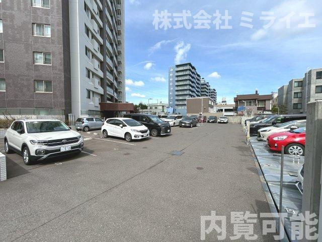 ブランズ南郷の駐車場