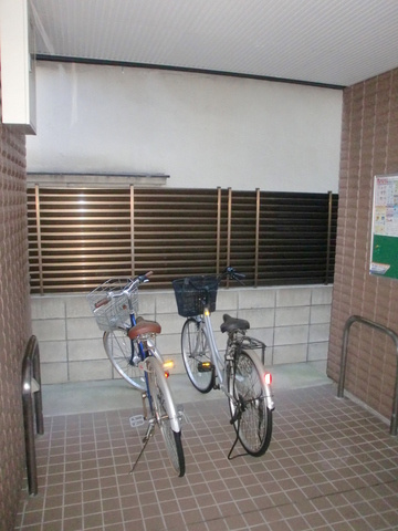 メゾンカフー赤羽のその他共用部分|雨に濡れない屋内駐輪スペース