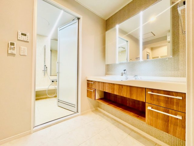 名東区植園町一丁目戸建の独立洗面台|2階洗面室