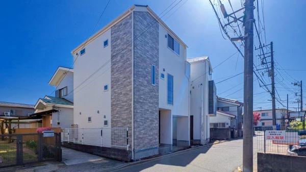 横浜市金沢区町屋町の新築一戸建の前面道路含む現地写真|車通りが少ない為、小さなお子様にも安心です。
是非一度、現地へ起こしください。

