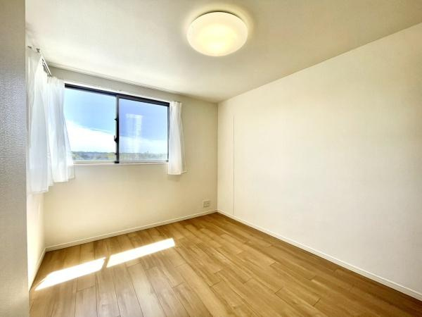 フェイムビューテラス港南中央の洋室|窓からの光が嬉しい洋室です。
各居室収納もあり、荷物が多い方にも安心です♪