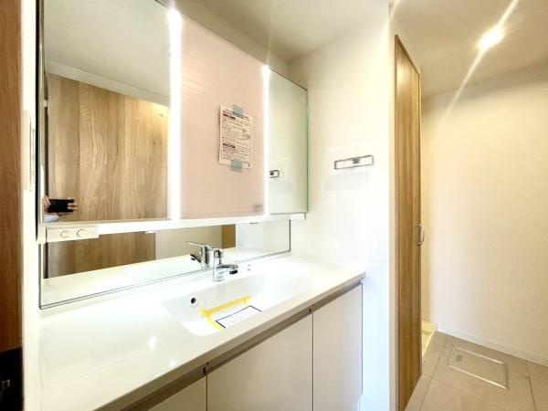 フェイムビューテラス港南中央の独立洗面台|お化粧もしやすい三面鏡付き独立洗面台、
収納もしっかりあり、洗剤などもしまっておけます。

