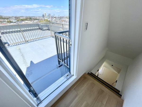 フェイムビューテラス港南中央のバルコニー|リビングの階段を使って上まで上がれます！
