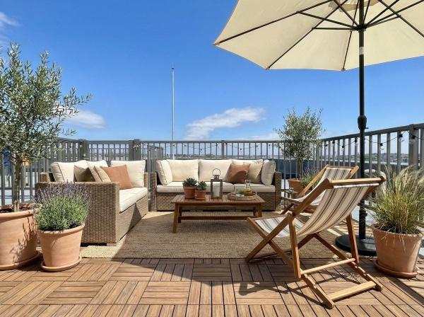 フェイムビューテラス港南中央のバルコニー|18.72平米のルーフバルコニーは
陽当たり、眺望良好です！
※家具はCG加工しています。