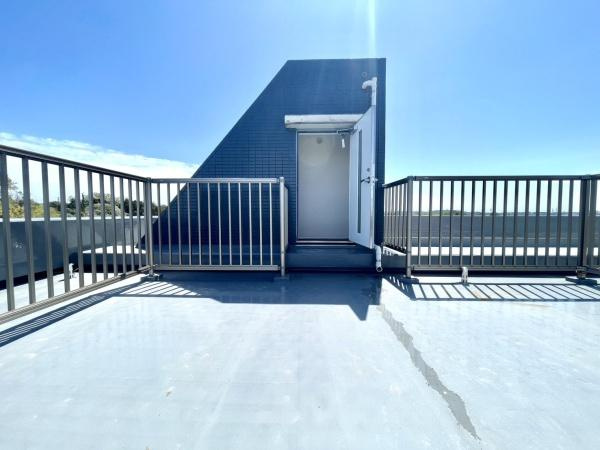 フェイムビューテラス港南中央のバルコニー|18.72平米のルーフバルコニーは
陽当たり、眺望良好です！