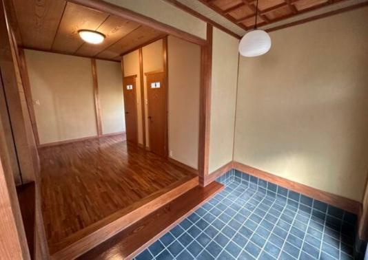 出雲市高岡町　中古戸建の玄関