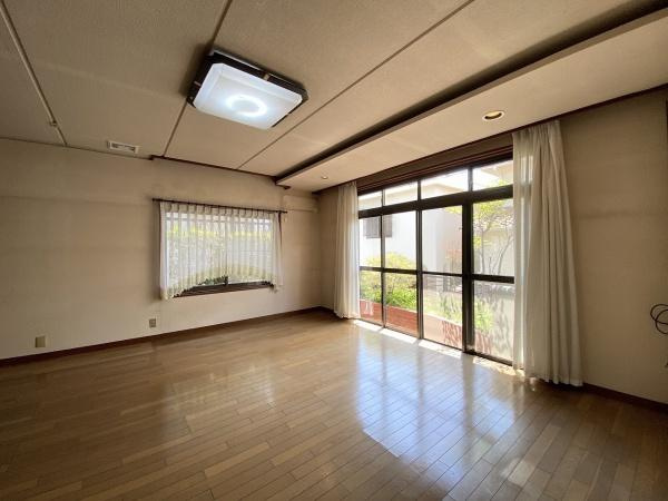 【居間・リビング】 | 垂水区歌敷山3丁目　中古戸建