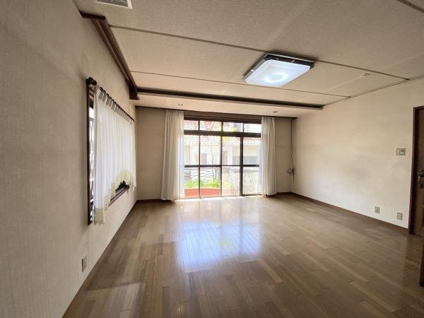 【居間・リビング】 | 垂水区歌敷山3丁目　中古戸建