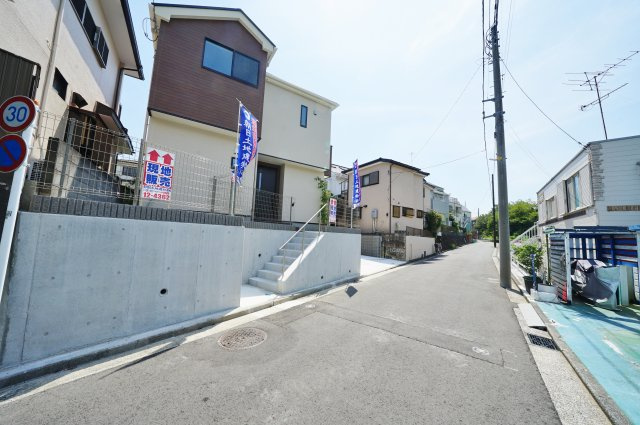 【横浜市保土ケ谷区境木本町32-16新築戸建て】★仲介手数料無料★（境木小学校・境木中学校）の前面道路含む現地写真