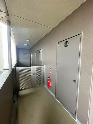 【その他】 | ポレスターステーションシティ本庄 | 共有部からの専用ポーチ　※前回募集時2023.4撮影