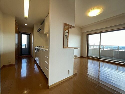 【居間・リビング】 | ポレスターステーションシティ本庄 | LDK約18.1畳　※前回募集時2023年4月撮影