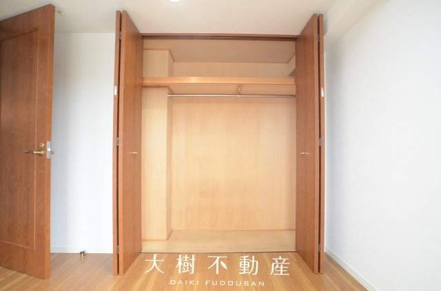 【洋室】 | ルピナスかしわ台　6階　３LDK　リフォーム済み　【仲介手数料無料】 | 2階　洋室2（6.4帖）クローゼット