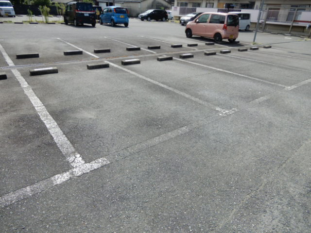 Calmly溝口 B棟の駐車場