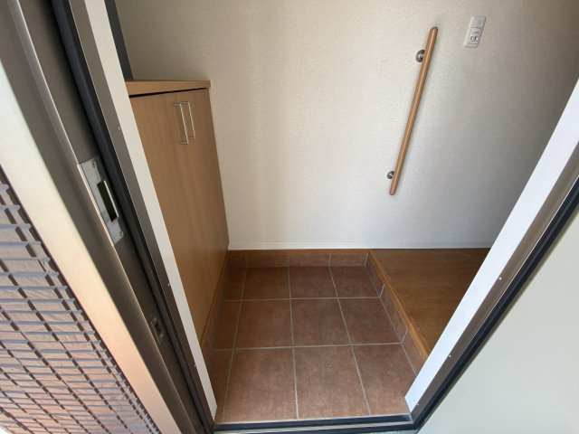モンノール B棟の玄関