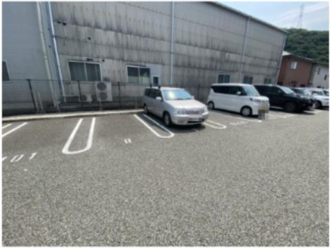 モンノール B棟の駐車場