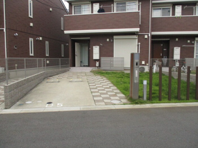 【庭】 | イーグレット D | 専用庭と駐車スペース